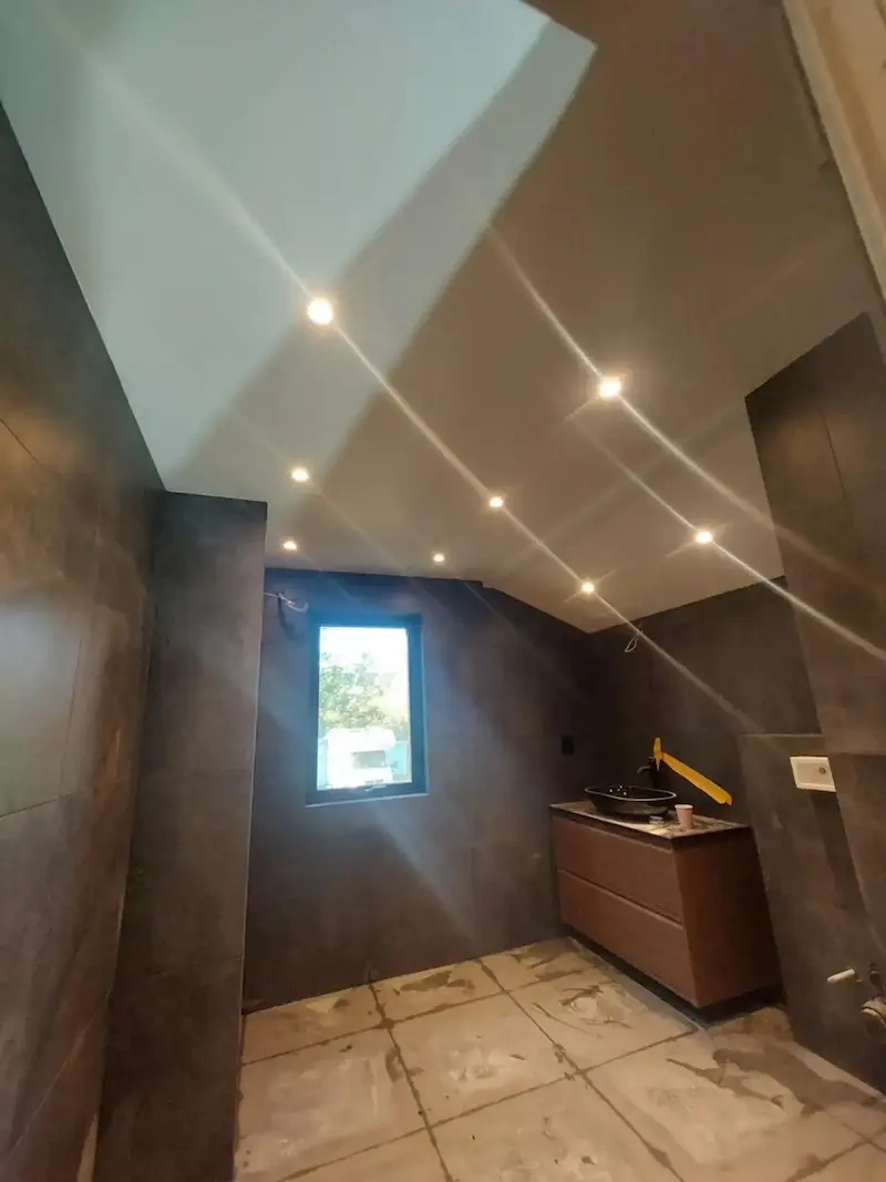 Säker elinstallation i våtrum utförd av auktoriserad elinstallatör.